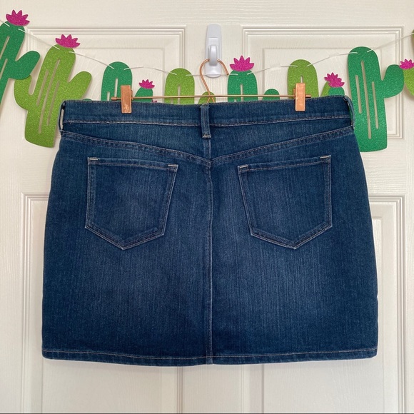 Old Navy Dark Wash Zipper Accent Denim Mini Skirt - Picture 2 of 8